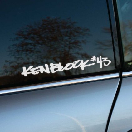 Plotrovaná nálepka na auto s nápisom „Ken Block #43“ v rukopisnom štýle, vhodná pre fanúšikov rally legendy.