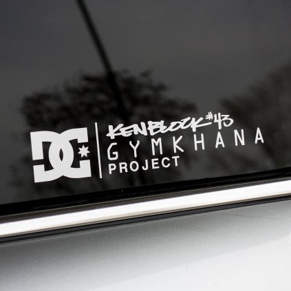 Plotrovaná nálepka s logom DC Shoes, textom „Ken Block #43 Gymkhana Project“, ideálna pre fanúšikov motorsportu.