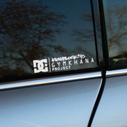 Plotrovaná nálepka s logom DC Shoes, textom „Ken Block #43 Gymkhana Project“, ideálna pre fanúšikov motorsportu.