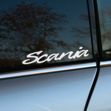 Plotrovaná nálepka na auto Scania v elegantnom skriptovom písme, štýlový textový dizajn vhodný na okno či karosériu.