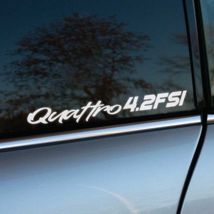 Plotrovaná nálepka s nápisom „Quattro 4.2FSI“ v kombinácii rukopisného a hranatého technického písma, spájajúca športový charakter a technickú presnosť.