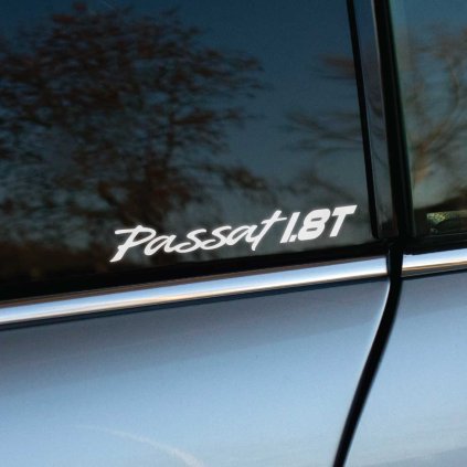 Plotrovaná nálepka s nápisom „Passat 1.8T“ v kombinácii dynamického a technického písma na bočné okno auta.