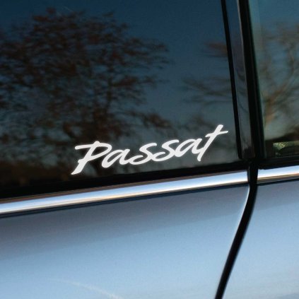 Plotrovaná nálepka s nápisom Passat v elegantnom, dynamickom písanom fonte s výrazným počiatočným písmenom.