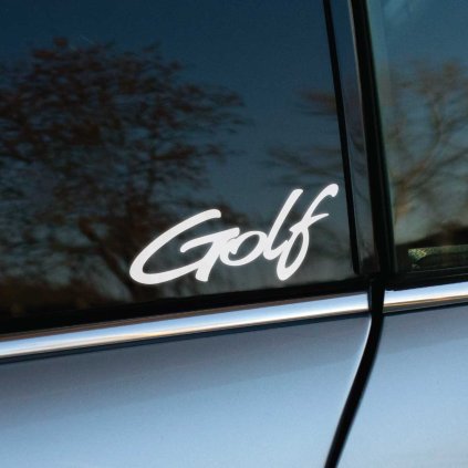Plotrovaná nálepka s nápisom „Golf“ v dynamickom písme na bočné okno auta.