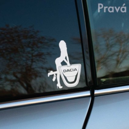 Plotrovaná nálepka so siluetou postavy dievčaťa v lodičkách, ktorá sa opiera o prednú masku s nápisom DACIA.