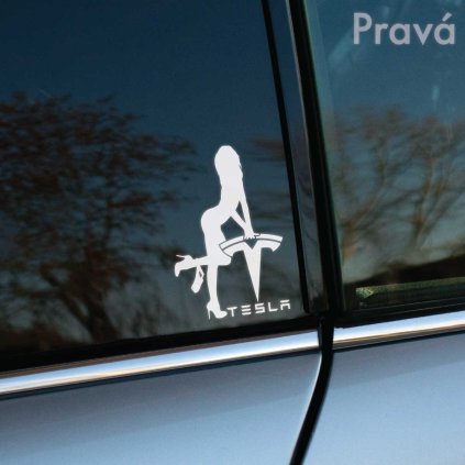 Samolepka s vyrezanou siluetou ženy opierajúcej sa o logo Tesla, prispôsobená pre pravú stranu vozidla.