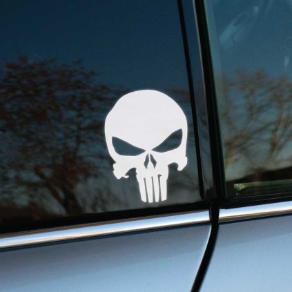 Biela nálepka na okne auta zobrazuje jednoduchý, no výrazný motív lebky bez akéhokoľvek loga. Tento minimalistický dizajn vyniká na tmavom pozadí skla a dodáva vozidlu drsný a tajomný vzhľad. Ideálna voľba pre tých, ktorí chcú svoje auto personalizovať bez spojenia s konkrétnou značkou, ale zároveň hľadajú spôsob, ako pridať svojmu vozidlu originálny a rebelský štýl. Táto nálepka je skvelým doplnkom pre každé vozidlo, ktoré chce na cestách vyniknúť.