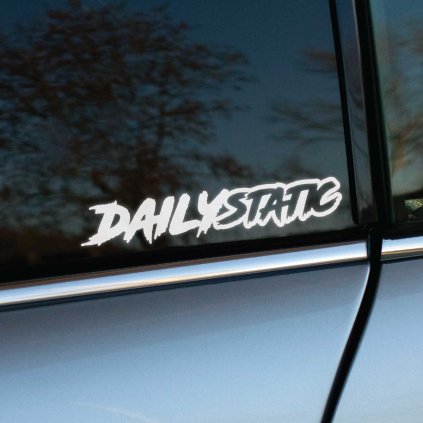 Plotrovaná nálepka DAILYSTATIC v dravom „tattered“ štýle s efektom rozstrapkaných línií a výrazným športovým charakterom.