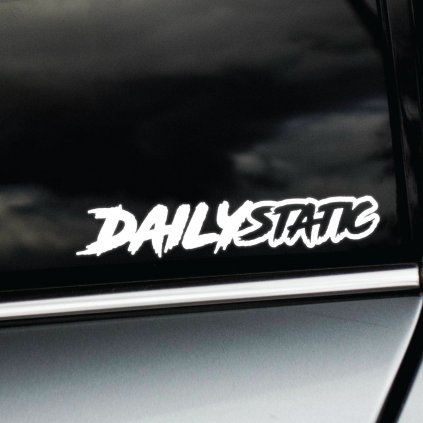 Na fotografii je biela nálepka s textom „DailyStatic“, nalepená na bočnom okne auta. Dizajn je vytvorený dynamickým, ručne písaným písmom, čo pridáva energiu a štýl. Táto nálepka je určená pre automobilových nadšencov, ktorí denno-denne jazdia s autom s pevne nastaveným podvozkom („static“) bez vzduchových tlmičov. Je to ideálny doplnok pre tých, ktorí si užívajú jazdu s nízkym vozidlom a chcú sa s tým pochváliť aj vizuálne.