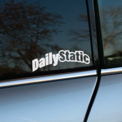 Plotrovaná nálepka s nápisom „DailyStatic“ v oblúkovom prevedení, vhodná pre staticky upravené autá.