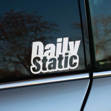 Plotrovaná nálepka na auto s výrazným zvislým nápisom „DailyStatic“ pre milovníkov statických podvozkov.