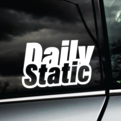 Plotrovaná nálepka na auto s výrazným zvislým nápisom „DailyStatic“ pre milovníkov statických podvozkov.