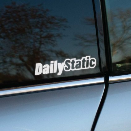 Plotrovaná nálepka s rovným nápisom „DailyStatic“, jednoduchý dizajn pre priaznivcov stance scény.