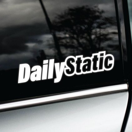 Plotrovaná nálepka s rovným nápisom „DailyStatic“, jednoduchý dizajn pre priaznivcov stance scény.