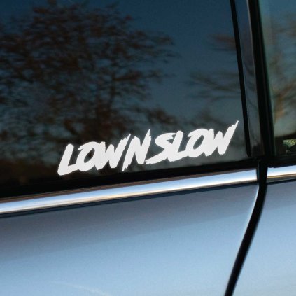 Plotrovaná nálepka LOW N SLOW v dravom „tattered“ štýle s efektom rozstrapkaných okrajov a dynamickým športovým sklonom.