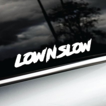 Nálepka "Low N Slow" nalepená na bočnom okne auta, s výrazným bielym textom v drsnom štýle. Tento motív je populárny medzi fanúšikmi nízko posadených áut a tuningovej kultúry, ktorí preferujú štýlovú a pohodovú jazdu. Ideálna nálepka pre tých, ktorí chcú zdôrazniť vzhľad a postoj svojho vozidla na cestách.