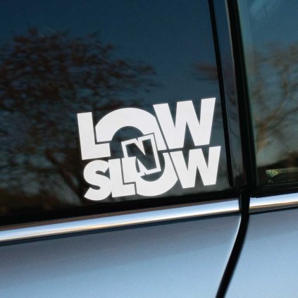 Plotrovaná nálepka s výrazným textom „LOW N SLOW“, vhodná pre znížené autá a lowrider scénu.