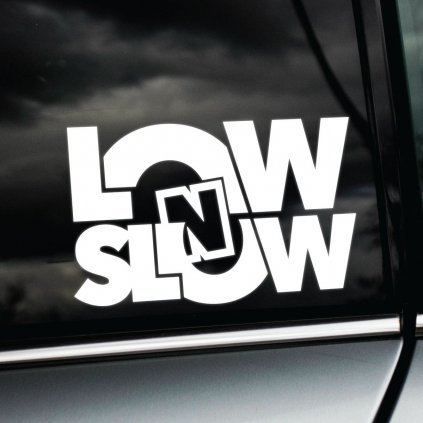 Plotrovaná nálepka s výrazným textom „LOW N SLOW“, vhodná pre znížené autá a lowrider scénu.