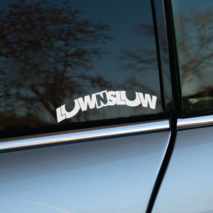 Nálepka "Low N Slow" s originálnym zakriveným dizajnom, nalepená na boènom okne auta. Biely text v kreatívnom prevedení je skvelým doplnkom pre fanúikov nízkych áut a týlovej jazdy. Táto nálepka vyjadruje lásku k tuningovej kultúre a pridáva autu jedineèný vzh¾ad, ktorý okamite púta pozornos.