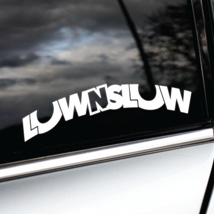 Nálepka "Low N Slow" s originálnym zakriveným dizajnom, nalepená na boènom okne auta. Biely text v kreatívnom prevedení je skvelým doplnkom pre fanúikov nízkych áut a týlovej jazdy. Táto nálepka vyjadruje lásku k tuningovej kultúre a pridáva autu jedineèný vzh¾ad, ktorý okamite púta pozornos.