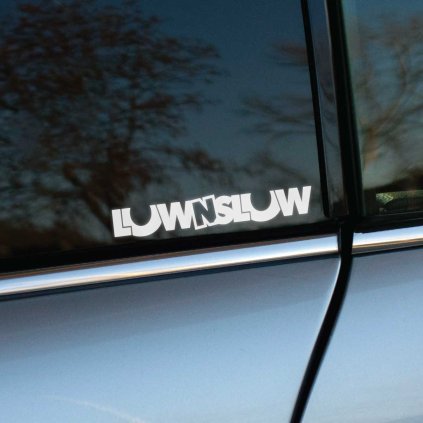 Plotrovaná nálepka LOWN SLOW s kreatívnym rozdelením písmen, výrazný dizajn pre milovníkov nízkych a pomalých áut.