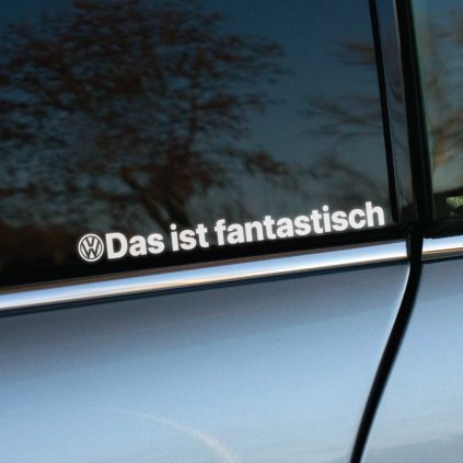Plotrovaná nálepka s logom Volkswagen a textom „Das ist fantastisch“ na bočné okno auta.