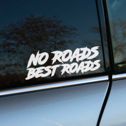 Plotrovaná nálepka „No Roads Best Roads“ s dynamickým textovým dizajnom. Perfektná nálepka na auto pre milovníkov offroad dobrodružstiev.