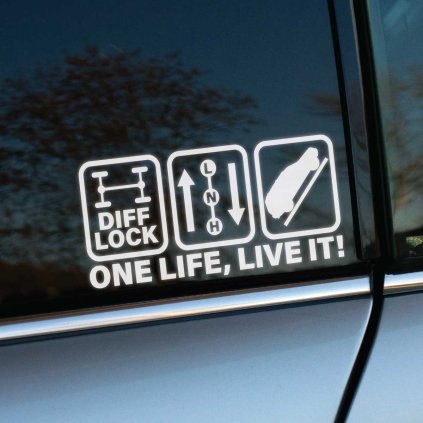 Plotrovaná nálepka s ikonami pre „Diff Lock“, prevodovku a stúpanie, doplnená textom „One Life, Live It!“, ideálna pre offroad vozidlá.