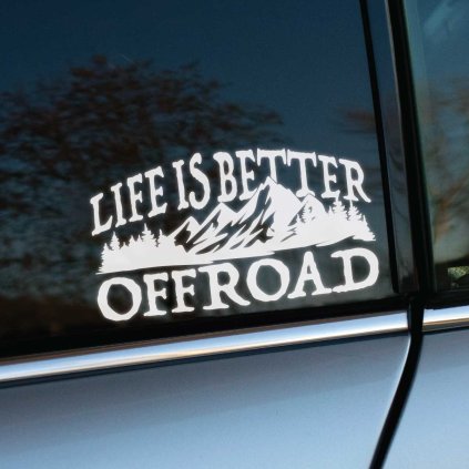 Plotrovaná nálepka s textom „Life is better offroad“ a motívom hôr a lesa, ideálna pre milovníkov terénnych jázd a prírody.