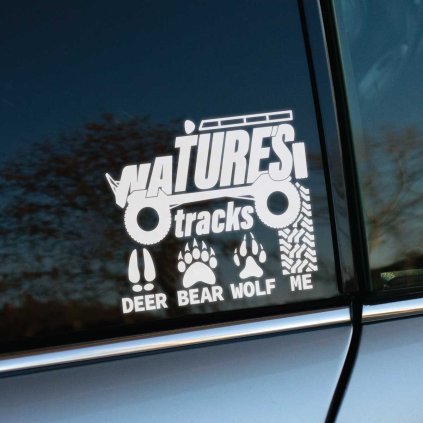 Plotrovaná nálepka s motívom „Nature’s Tracks“, obsahuje stopy jeleňa, medveďa, vlka a pneumatiky auta. Ideálna na auto.