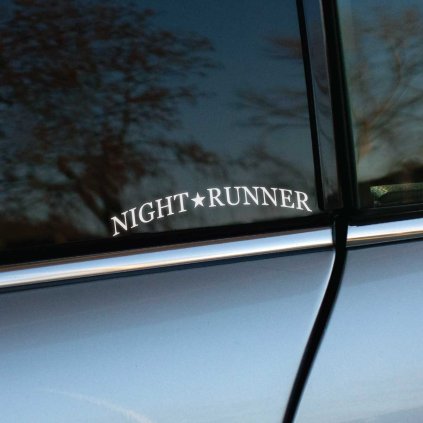 Plotrovaná nálepka textu "NIGHT RUNNER" s hviezdičkou, motív v oblúkovom tvare, retro štýl vhodný ako nálepka na auto.