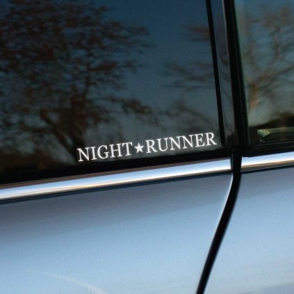 Plotrovaná nálepka NIGHT RUNNER s centrálnou hviezdou, minimalistické prevedenie pre fanúšikov nočnej jazdy.