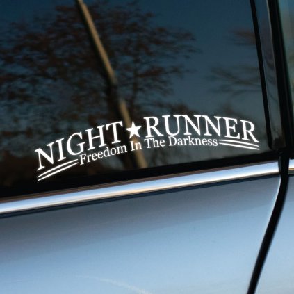 Plotrovaná nálepka NIGHT RUNNER Freedom In The Darkness s hviezdou a zakriveným textom, štýlová pre nočných jazdcov.