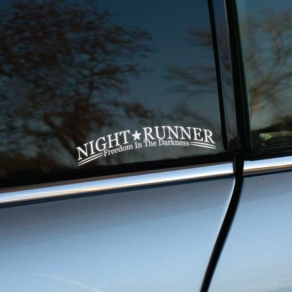 Plotrovaná nálepka textu "NIGHT RUNNER Freedom In The Darkness" s hviezdičkou, štýlový oblúkový motív nálepky na auto.