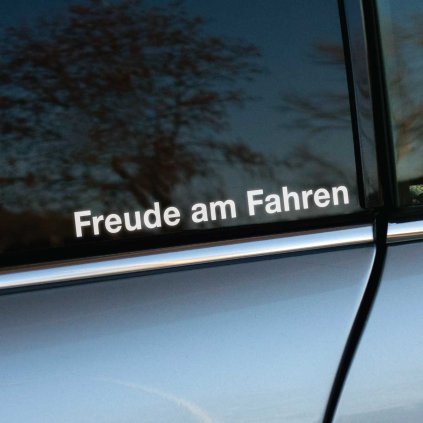 Plotrovaná nálepka na auto s textom Freude am Fahren, minimalistický a elegantný doplnok pre priaznivcov značky BMW.