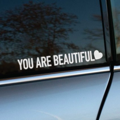 Plotrovaná nálepka s bezpätkovým písmom v jednom riadku, doplnená o symbol srdca, text: YOU ARE BEAUTIFUL. Vyrezávaný tvar.