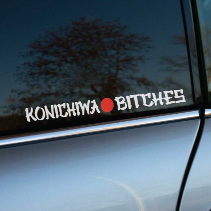 Samolepka s nápisom „Konichiwa Bitches“ v bielom štýle s červeným kruhom, ktorý symbolizuje japonskú vlajku, dodáva vozidlu drzý a štýlový vzhľad. Tento dizajn je ideálny pre nadšencov JDM a tuningovej kultúry, ktorí chcú vyjadriť svoj hravý prístup a spojenie s japonskou estetikou. Vyniká na tmavom okne auta, čím pridáva vozidlu výrazný a originálny vizuálny prvok.