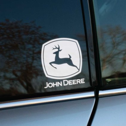 Plotrovaná nálepka znázorňujúca známe logo so siluetou skákajúceho jeleňa v erbe a presný nápis JOHN DEERE.