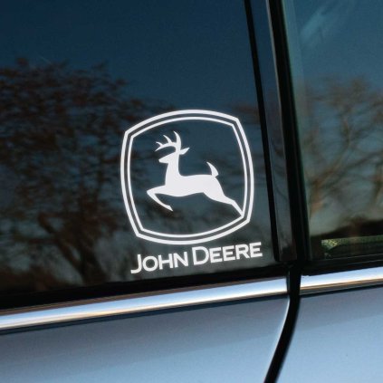 Plotrovaná nálepka znázorňujúca známe logo so siluetou skákajúceho jeleňa v dvojitom erbe a nápis JOHN DEERE.
