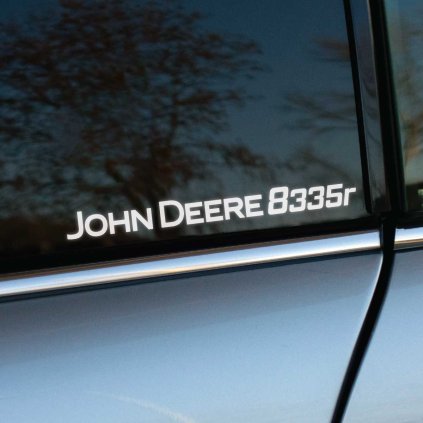 Plotrovaná nálepka kombinujúca názov značky a model stroja v presnom znení textového nápisu JOHN DEERE 8335r.