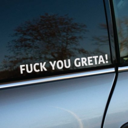 Nálepka s textom "F*** You Greta!" nalepená na bočnom okne auta. Biele písmo je jednoduché a priamočiare, čo vyvoláva okamžitý dojem. Táto nálepka je určená pre tých, ktorí chcú výrazne a provokatívne prezentovať svoj názor na spoločenské témy. Zároveň dodáva autu rebelsky a kontroverzný vzhľad.