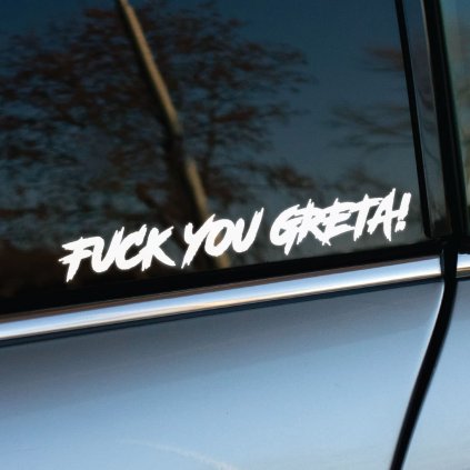 Nálepka s provokatívnym nápisom "F*** You Greta!" nalepená na bočnom okne auta. Výrazný biely text v štýlovom, odvážnom písme kontrastuje s tmavým sklom, čím okamžite púta pozornosť. Táto nálepka vyjadruje osobný postoj a pridáva autu kontroverzný, rebelsky vzhľad.