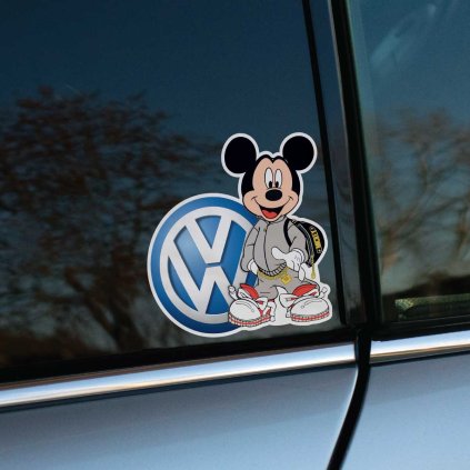 Tlačená nálepka s modrým logom Volkswagen a usmievavou postavičkou Mickey Mouse v sivej súprave a veľkých teniskách.