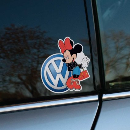 Tlačená nálepka s modrým logom Volkswagen a postavičkou Minnie Mouse v červených topánkach s mašľou a kabelkou.