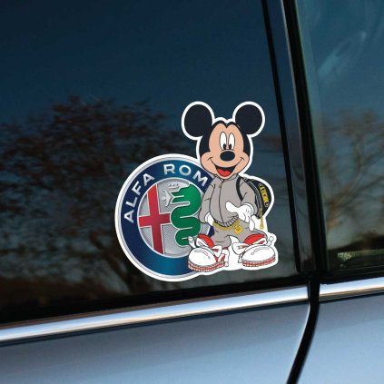 Tlačená nálepka postavičky Mickey Mouse v šedej súprave stojaca pri logu automobilky s nápisom ALFA ROMEO.