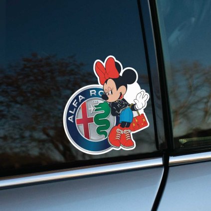 Farebná nálepka na okne auta zobrazuje ikonickú postavičku Minnie Mouse, ktorá stojí pred logom Alfa Romeo. Minnie je oblečená v štýlovom čiernom oblečení s červenou mašľou na hlave a drží červenú kabelku. Táto veselá a kreatívna nálepka je perfektným doplnkom pre fanúšikov Disney aj Alfa Romeo, ktorí chcú svojmu autu dodať jedinečný a hravý vzhľad. Nálepka je umiestnená na zadnom skle auta a svojím výrazným a farebným dizajnom zaručuje, že bude priťahovať pozornosť a vyčarí úsmev na tvári každému, kto ju uvidí.