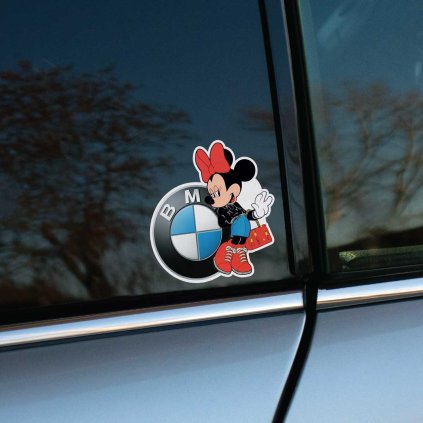 Tlačená nálepka na auto s motívom Minnie Mouse opierajúcej sa o logo BMW, veselý a originálny doplnok pre fanúšikov značky.