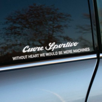 Plotrovaná nálepka s textom „Cuore Sportivo“ a citátom „Without heart we would be mere machines“, štýlový dvojriadkový dizajn.