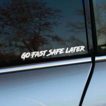 Plotrovaná nálepka s textom v jednom riadku v štýle ťahov štetcom s presným znením nápisu GO FAST SAFE LATER.