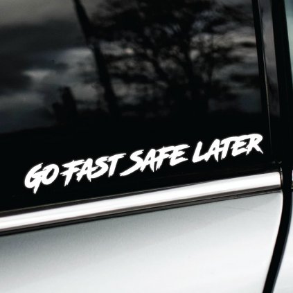 Nálepka "Go Fast Safe Later" v dynamickom písme, nalepená na okne auta. Biela farba textu kontrastuje s tmavým pozadím, čo vytvára výrazný vizuálny efekt. Ideálna nálepka pre nadšencov rýchlej jazdy a motoristických úprav, ktorí chcú svojmu autu pridať jedinečný a odvážny vzhľad.